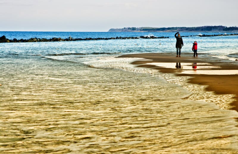 Paseo del invierno del mar Báltico, de la madre y de la hija foto de archivo libre de regalías Paseo del invierno del mar Báltico, de la madre y de la hija foto de archivo libre de regalías