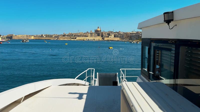 Paseo en ferry con vistas a la histórica ciudad costera de La Valeta metrajes