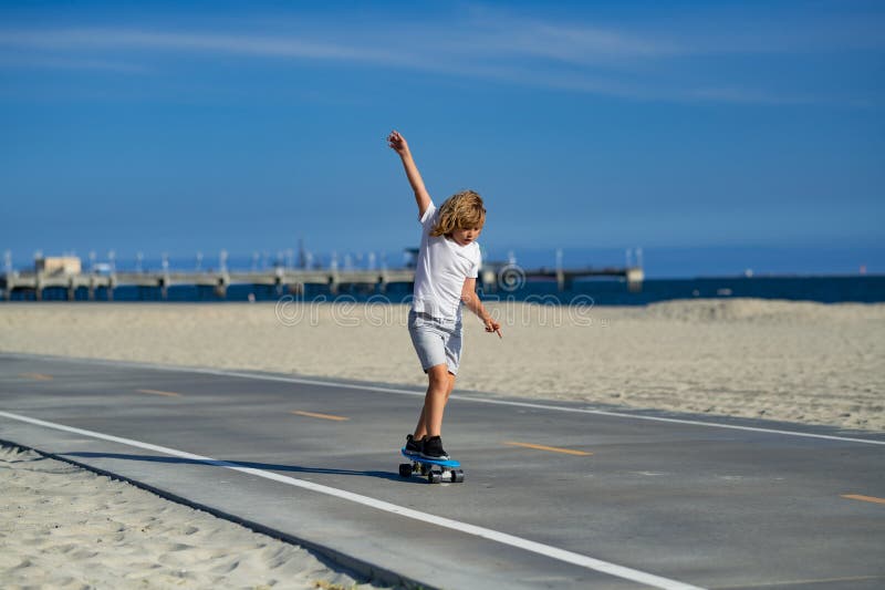 Skateboarder Infantil Monta En Patineta En La Calle. Niño En Una Ciudad De  Verano. Niño Pequeño Niño Pequeño Montando Skateboard E Imagen de archivo -  Imagen de elegante, manera: 264385035