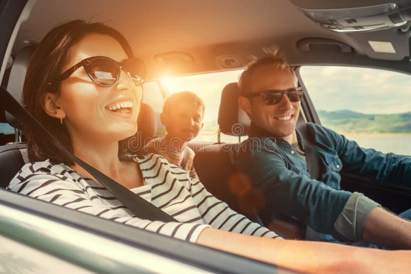 Paseo feliz de la familia en el coche foto de archivo libre de regalías Paseo feliz de la familia en el coche foto de archivo libre de regalías
