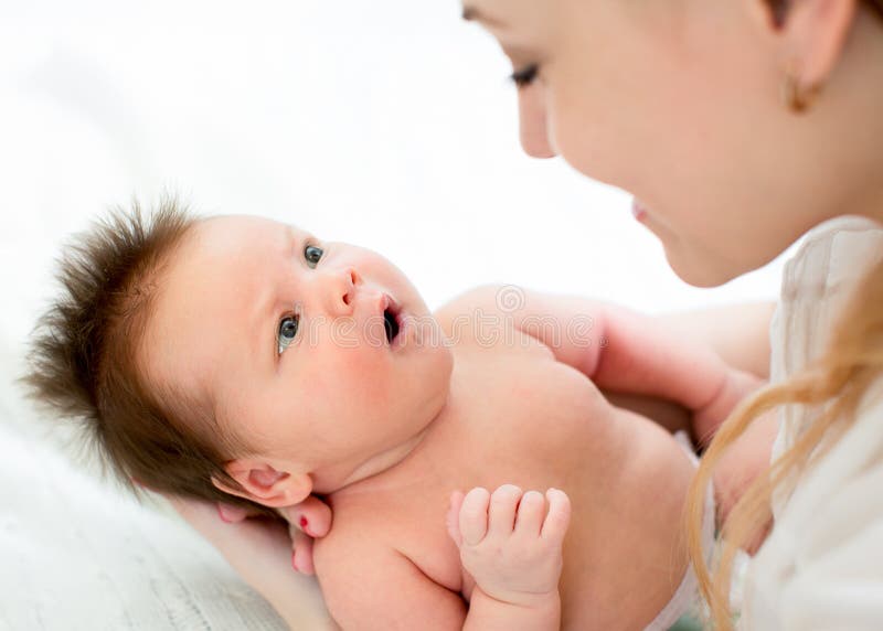 Pasgeboren baby die moeder bekijken royalty-vrije stock fotografie Pasgeboren baby die moeder bekijken royalty-vrije stock fotografie