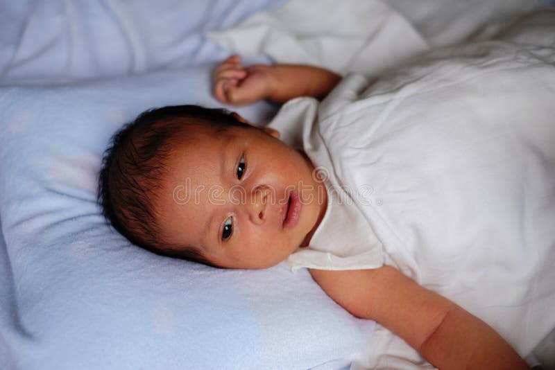 Pasgeboren Baby Wakker Wordt En Ogen Opent Stock Afbeelding Image of geboorte, licht 159983023