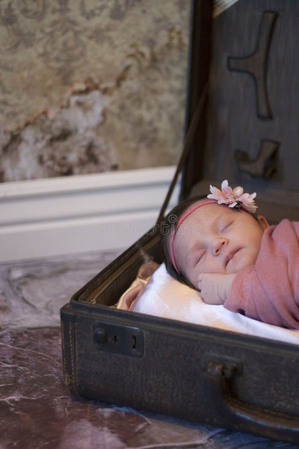 Pasgeboren babymeisje in koffer royalty-vrije stock fotografie Pasgeboren babymeisje in koffer royalty-vrije stock fotografie