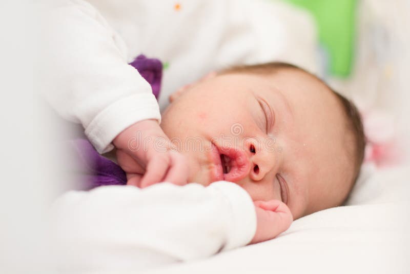 Pasgeboren babyslaap royalty-vrije stock afbeeldingen Pasgeboren babyslaap royalty-vrije stock afbeeldingen