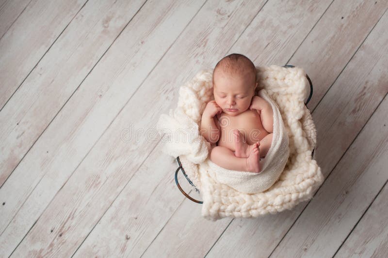 Pasgeboren Babyslaap in een Draadmand royalty-vrije stock foto Pasgeboren Babyslaap in een Draadmand royalty-vrije stock foto