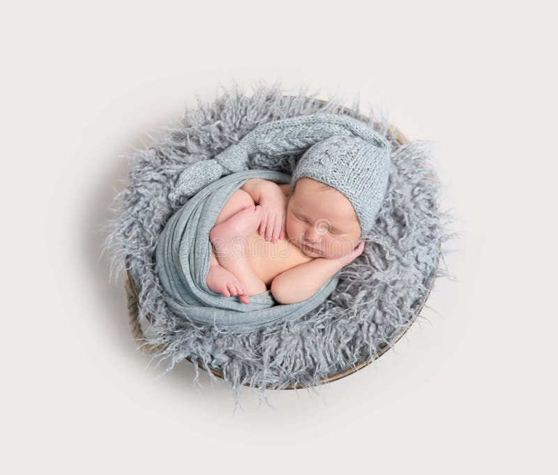 Pasgeboren die slaap in zijn omslag wordt gekruld, topview stock fotografie Pasgeboren die slaap in zijn omslag wordt gekruld, topview stock fotografie