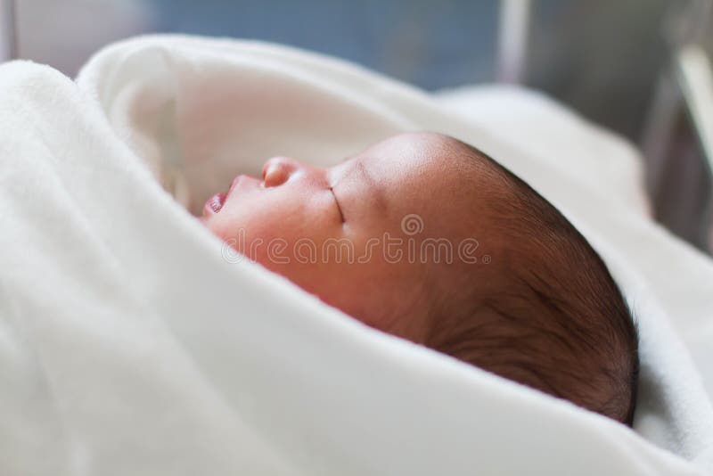 Pasgeboren het meisjesslaap van de zuigelingsbaby in bed stock foto's Pasgeboren het meisjesslaap van de zuigelingsbaby in bed stock foto's