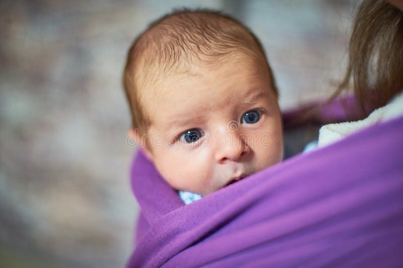 Pasgeboren zuigelingsbaby in een slinger royalty-vrije stock fotografie Pasgeboren zuigelingsbaby in een slinger royalty-vrije stock fotografie