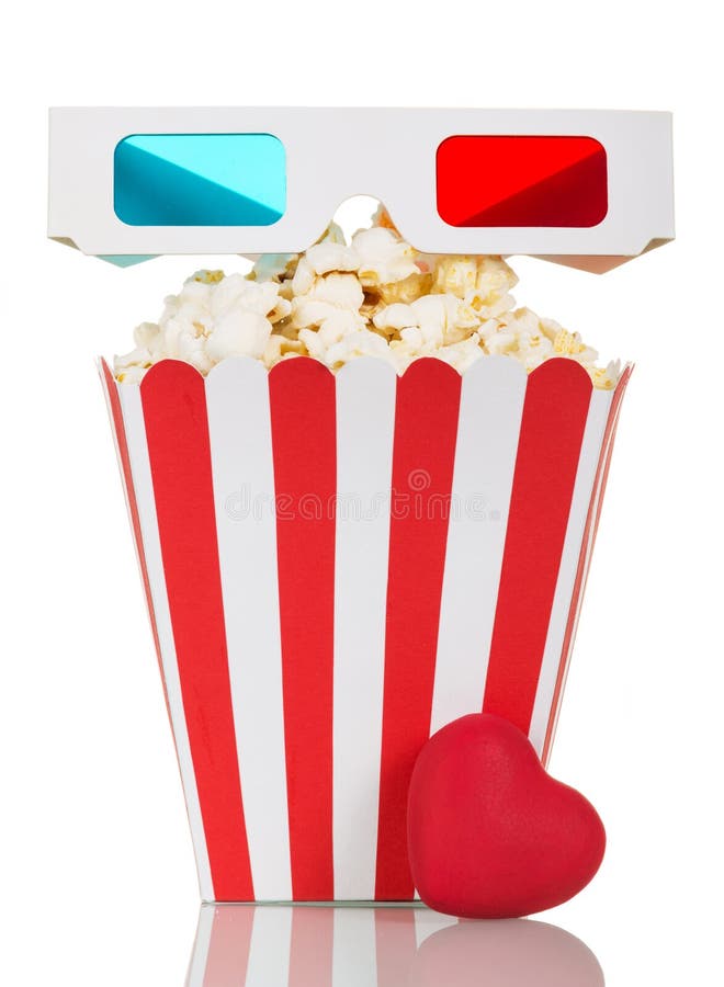 Pasiasty pudełko wypełniał z popkornem, 3D szkłami i sercem na bielu, obrazy royalty free Pasiasty pudełko wypełniał z popkornem, 3D szkłami i sercem na bielu, obrazy royalty free