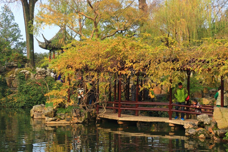 Pasillo clásico chino viejo y arquitectura en el jardín liuyuan en el otoño foto de archivo libre de regalías Pasillo clásico chino viejo y arquitectura en el jardín liuyuan en el otoño foto de archivo libre de regalías