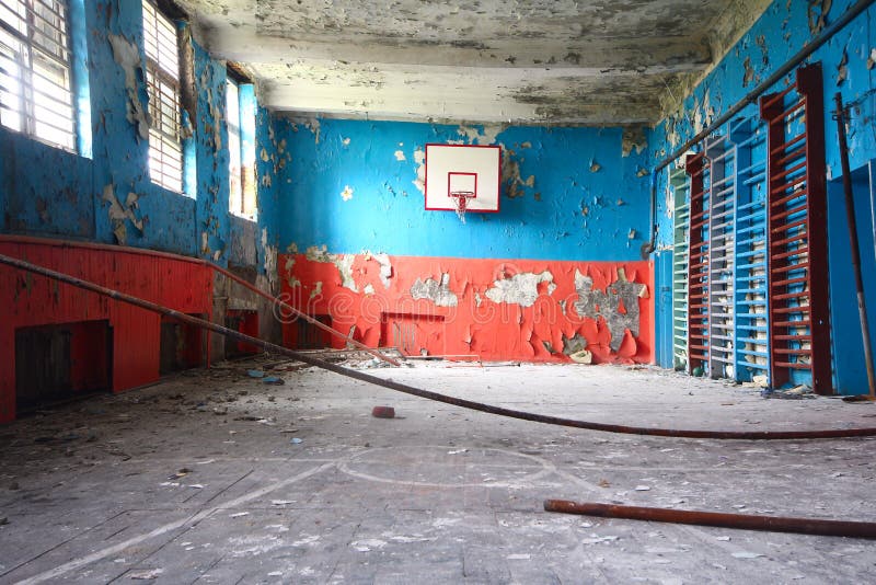 Pasillo de deportes viejo en la escuela con un baloncesto fotografía de archivo libre de regalías Pasillo de deportes viejo en la escuela con un baloncesto fotografía de archivo libre de regalías
