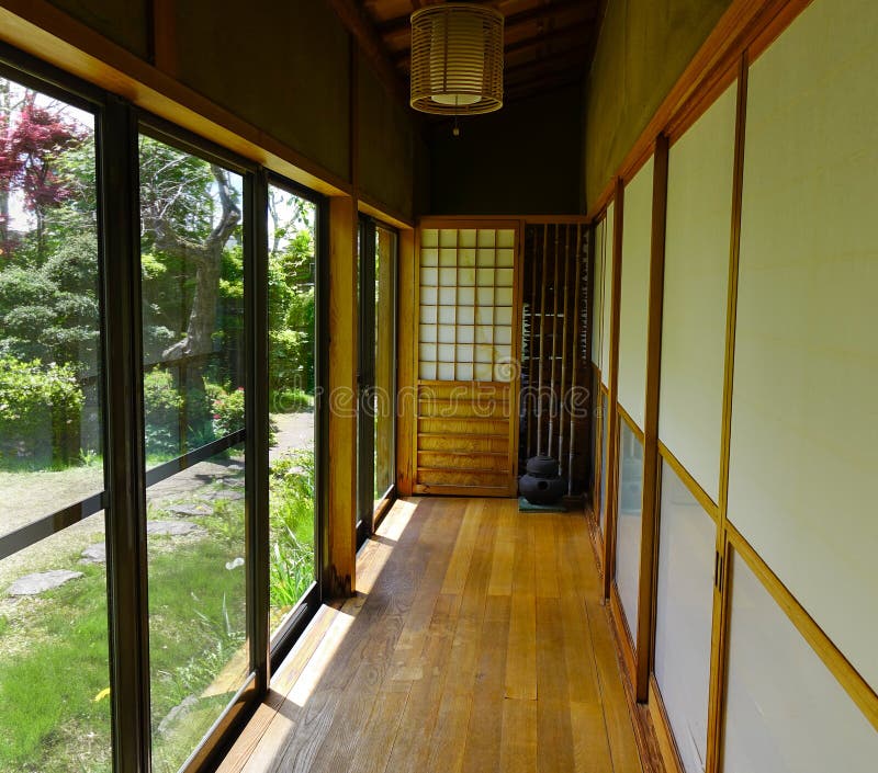 Pasillo de madera en una casa japonesa foto de archivo Pasillo de madera en una casa japonesa foto de archivo