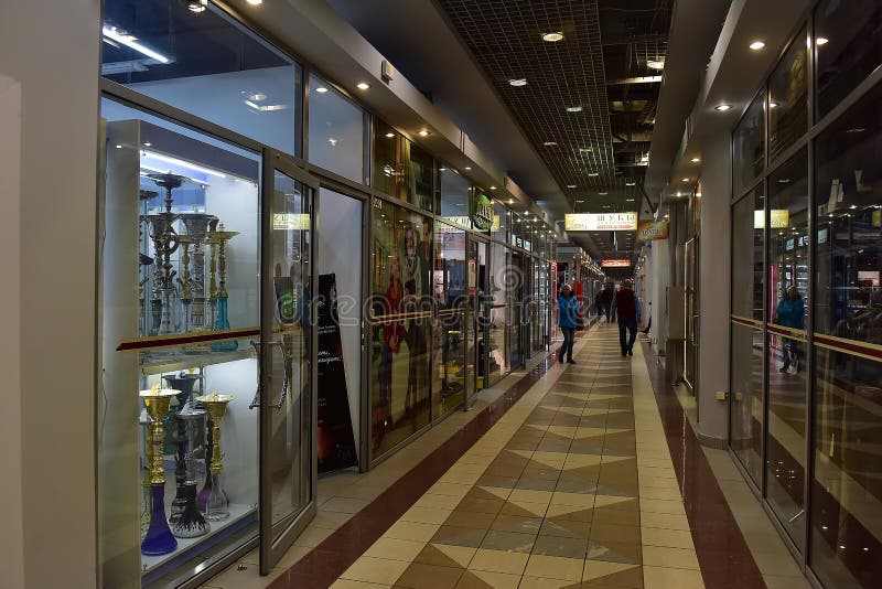 Pasillos del centro comercial moderno fotografía de archivo libre de regalías Pasillos del centro comercial moderno fotografía de archivo libre de regalías