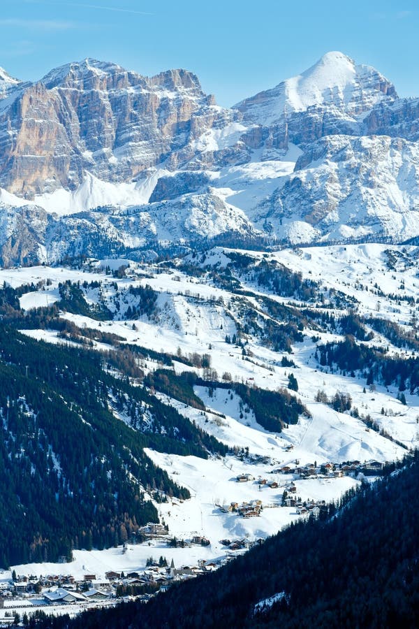 Paso de Gardena del invierno de la mañana en dolomías del Tyrol del sur, Italia. imagen de archivo libre de regalías Paso de Gardena del invierno de la mañana en dolomías del Tyrol del sur, Italia. imagen de archivo libre de regalías