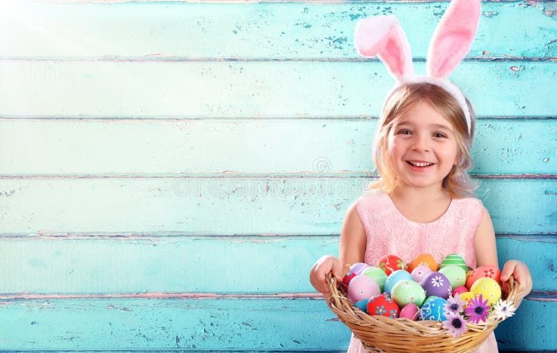 Pasqua - bambina con le uova e Bunny Ears del canestro immagine stock libera da diritti Pasqua - bambina con le uova e Bunny Ears del canestro immagine stock libera da diritti