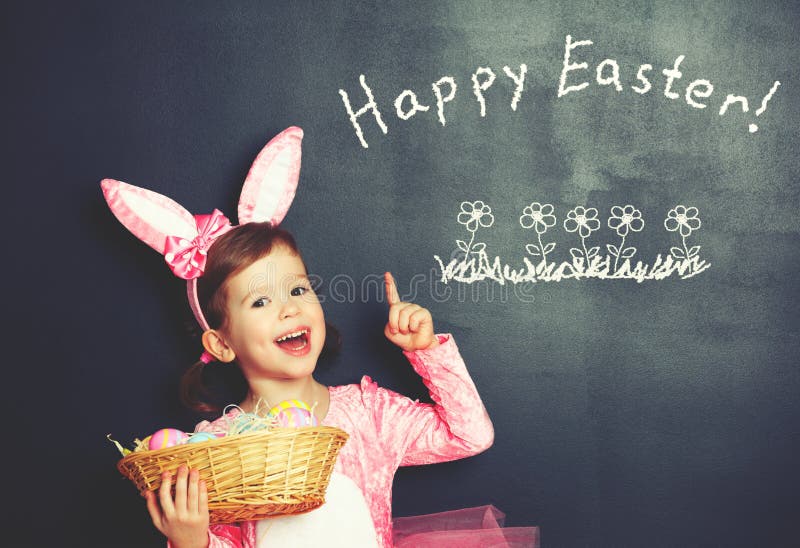 Pasqua felice! ragazza del bambino nel coniglio di coniglietto del costume con il canestro di fotografia stock libera da diritti Pasqua felice! ragazza del bambino nel coniglio di coniglietto del costume con il canestro di fotografia stock libera da diritti