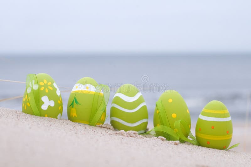 Pasqua ha decorato le uova sulla sabbia