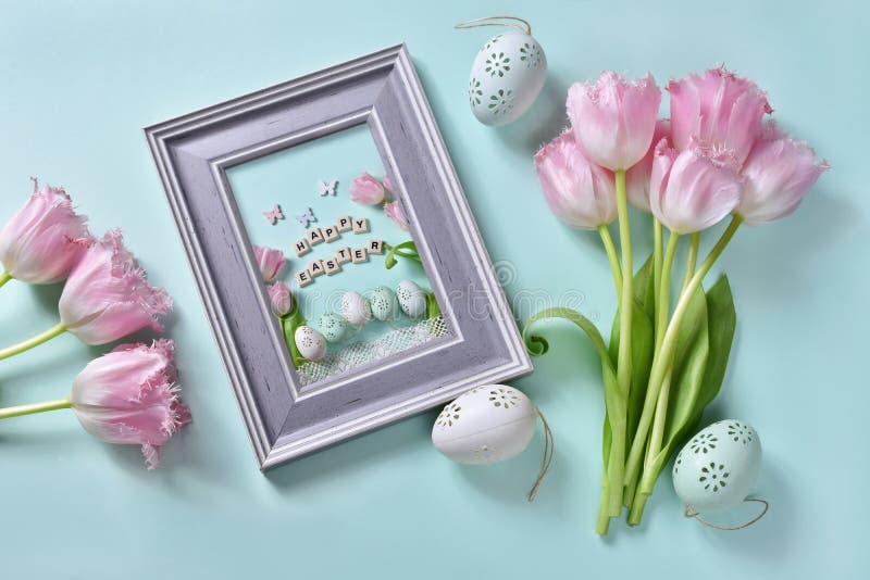 Pasqua pone pianamente con il mazzo di tulipani e di cartolina d'auguri rosa nel telaio immagini stock libere da diritti Pasqua pone pianamente con il mazzo di tulipani e di cartolina d'auguri rosa nel telaio immagini stock libere da diritti