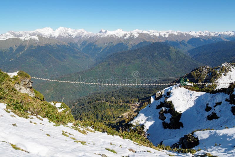Passadi?o da suspens?o nas montanhas nevados altas foto de stock Passadi?o da suspens?o nas montanhas nevados altas foto de stock