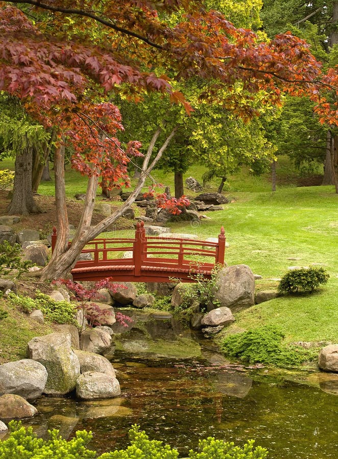 Passadiço em um jardim japonês imagem de stock Passadiço em um jardim japonês imagem de stock