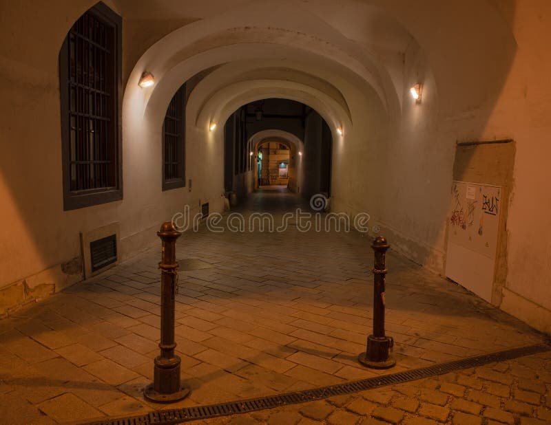 Prejazd v centre Bratislavy, hlavného mesta Slovenska počas noci