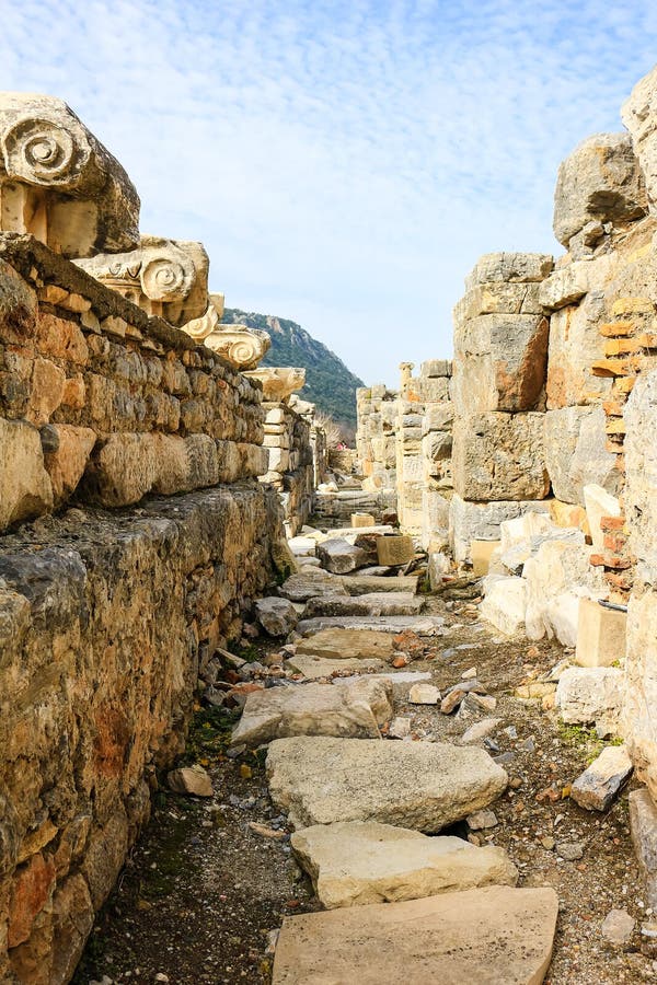 Passage couvert antique dans les ruines dans Ephesus, Turquie images libres de droits Passage couvert antique dans les ruines dans Ephesus, Turquie images libres de droits