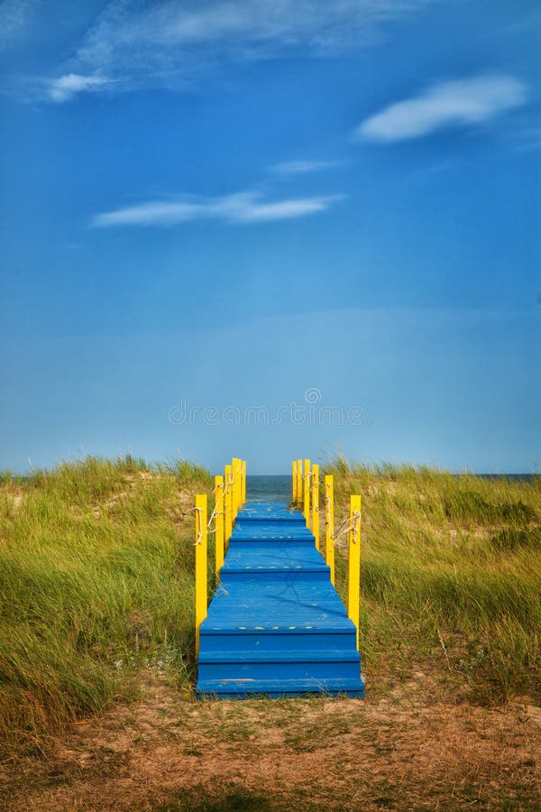 Passage couvert en bois bleu image stock Passage couvert en bois bleu image stock