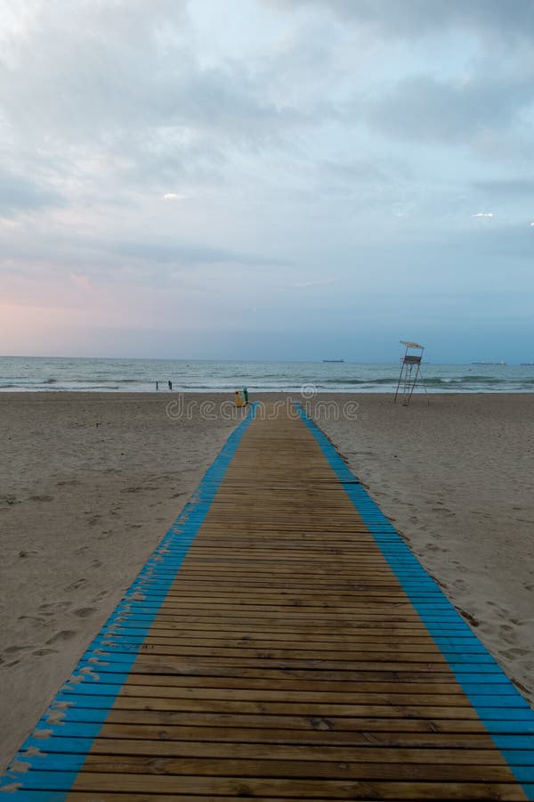 Passage couvert à la plage dans un beau lever de soleil photo stock Passage couvert à la plage dans un beau lever de soleil photo stock