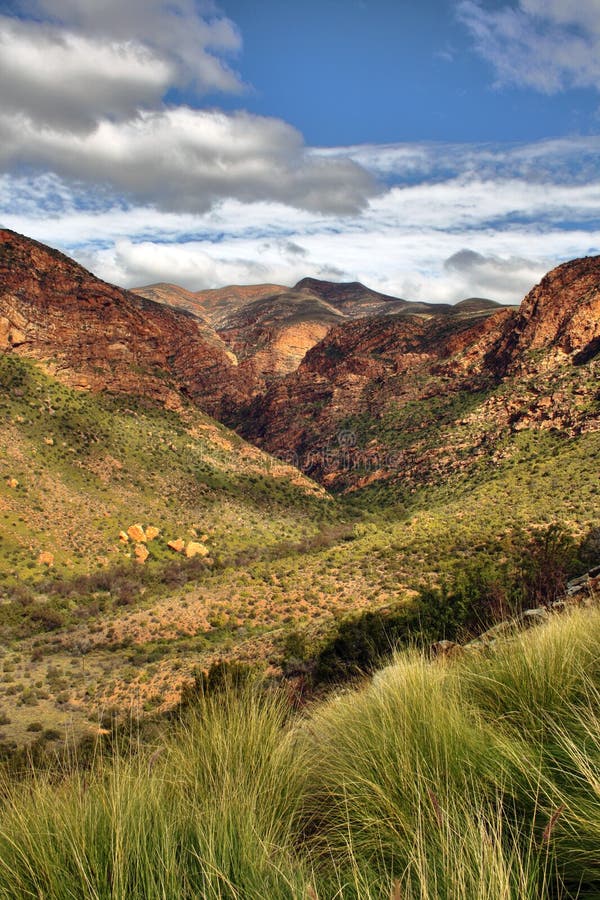Col de montagne et ciel bleu avec paysage nuageux photo libre de droits