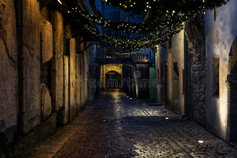 Passage för ` s för St Catherine på natten i Tallinn royaltyfri foto Passage för ` s för St Catherine på natten i Tallinn royaltyfri foto