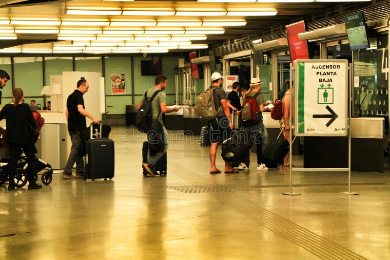Passageiros que andam através do estação de caminhos de ferro de Atocha no Madri fotos de stock Passageiros que andam através do estação de caminhos de ferro de Atocha no Madri fotos de stock