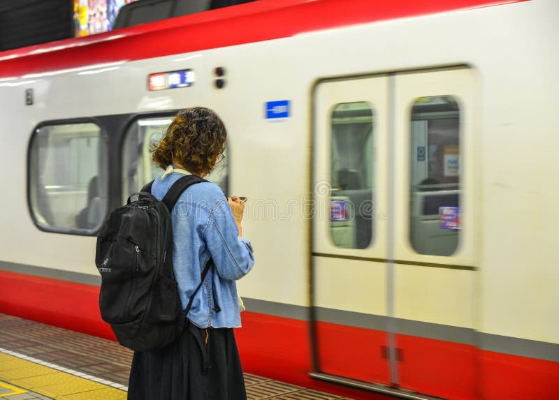 Passageiros que esperam o trem na estação do JÚNIOR fotografia de stock Passageiros que esperam o trem na estação do JÚNIOR fotografia de stock