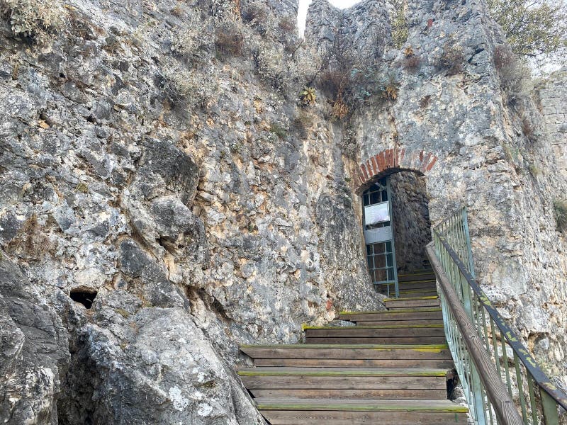 as antigas armas frias medievais, machados, olibardos, facas, espadas com  cabos de madeira lambem os degraus de pedra do castelo 13608851 Foto de  stock no Vecteezy