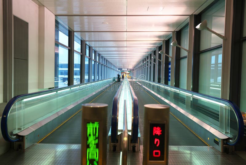 Passagem ou travellator movente do terminal de aeroporto internacional 1 de Narita fotos de stock Passagem ou travellator movente do terminal de aeroporto internacional 1 de Narita fotos de stock
