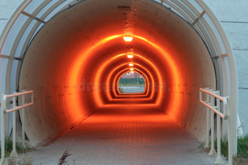 Passagem subterrânea iluminada, túnel sob a estrada foto de stock Passagem subterrânea iluminada, túnel sob a estrada foto de stock