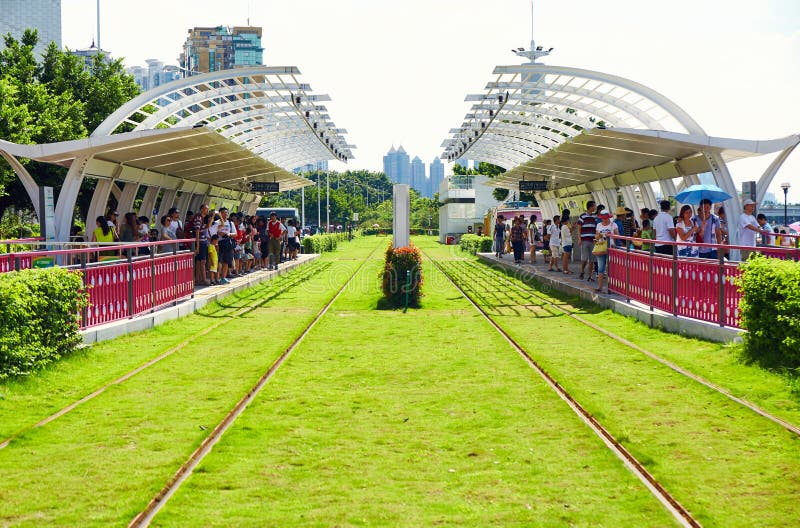 Passagerare på spårvagnstationsplattformen Guangzhou Kina royaltyfri fotografi Passagerare på spårvagnstationsplattformen Guangzhou Kina royaltyfri fotografi