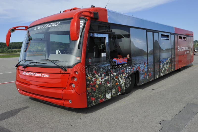 Passagerarebuss på flygplatsen Zurich, Schweiz arkivfoto