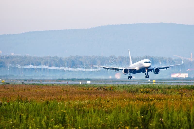 Passagerarenivå för rörande landningsbanalandning med virvlar som kommer från wingtips royaltyfria foton Passagerarenivå för rörande landningsbanalandning med virvlar som kommer från wingtips royaltyfria foton