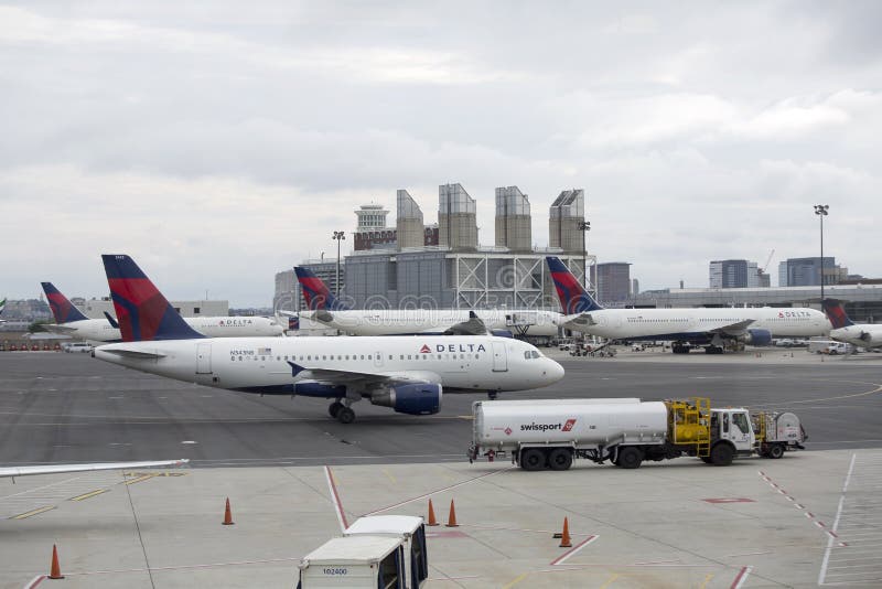 Passagerarenivåer på flygplatsen Boston arkivbilder Passagerarenivåer på flygplatsen Boston arkivbilder