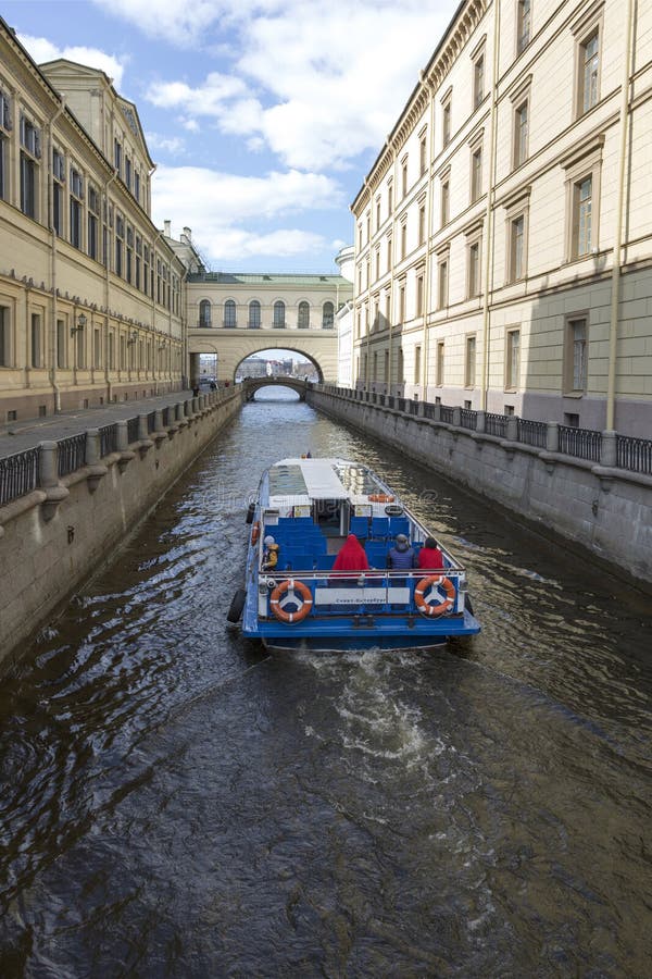 Passagerareskepp på kanalvinterspåret i St Petersburg arkivbilder Passagerareskepp på kanalvinterspåret i St Petersburg arkivbilder