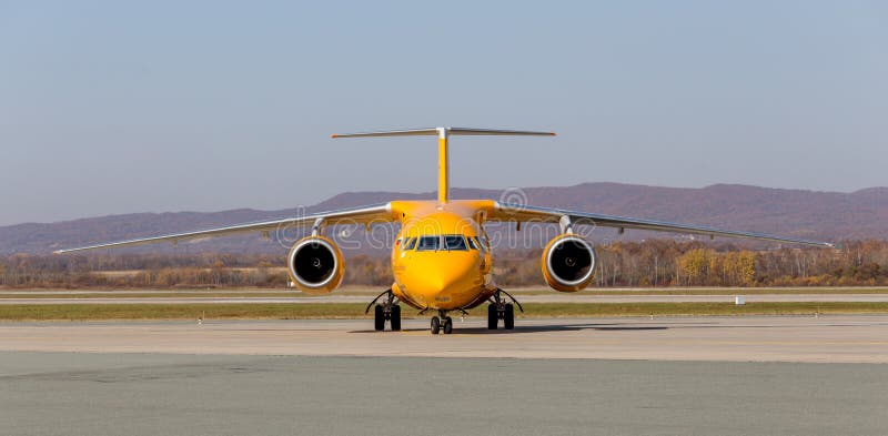 Passagerarestrålflygplan Antonov An-148-100B av Saratov flygbolag på flygfält Flyg och trans. royaltyfri bild