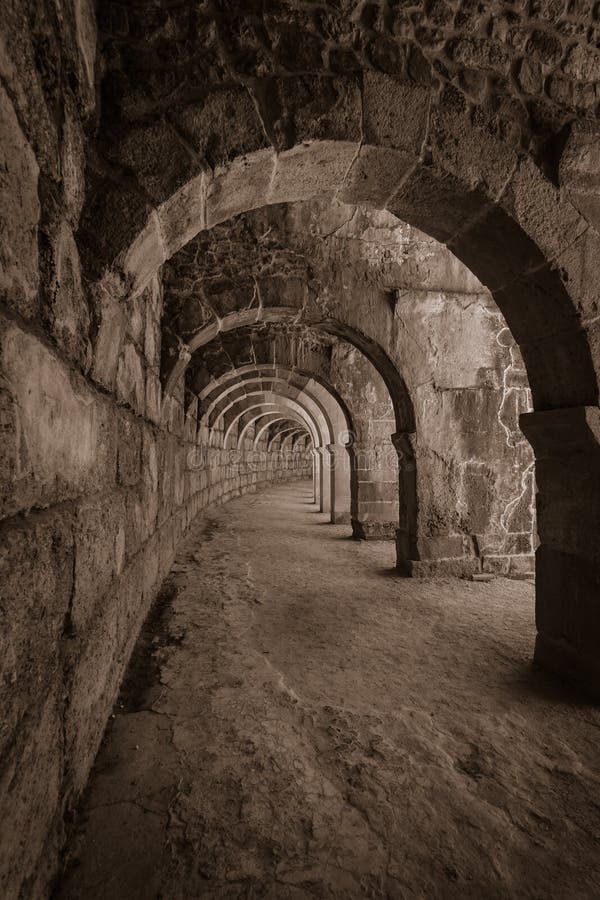 Passages internes dans l'amphithéâtre romain antique d'Aspendos photos stock Passages internes dans l'amphithéâtre romain antique d'Aspendos photos stock