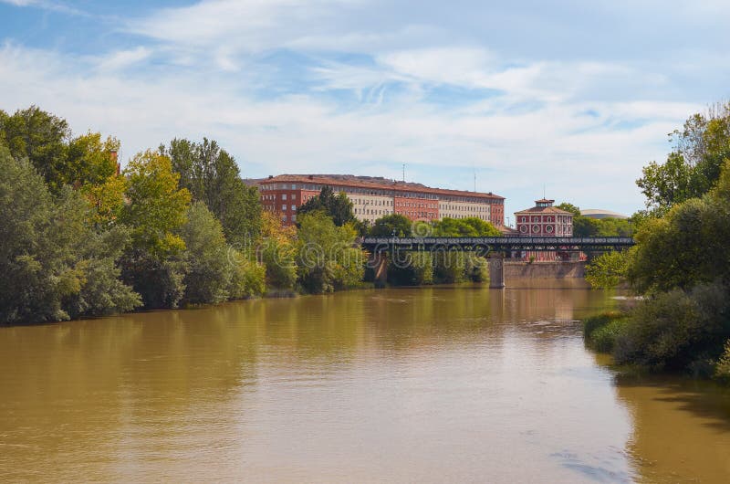 Passaggio del fiume ebro. Fiume ebro che attraversa la spagna di logrono