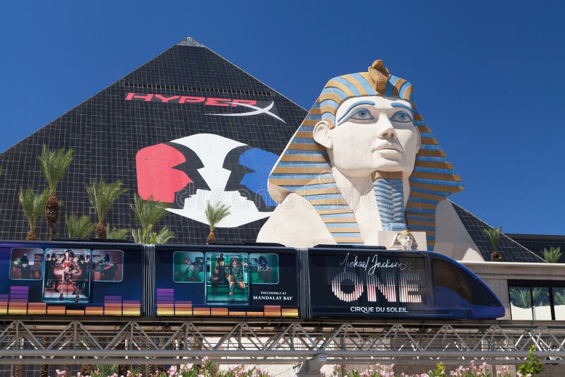 Passaggio di un tram davanti all'hotel luxor fotografia stock libera da diritti