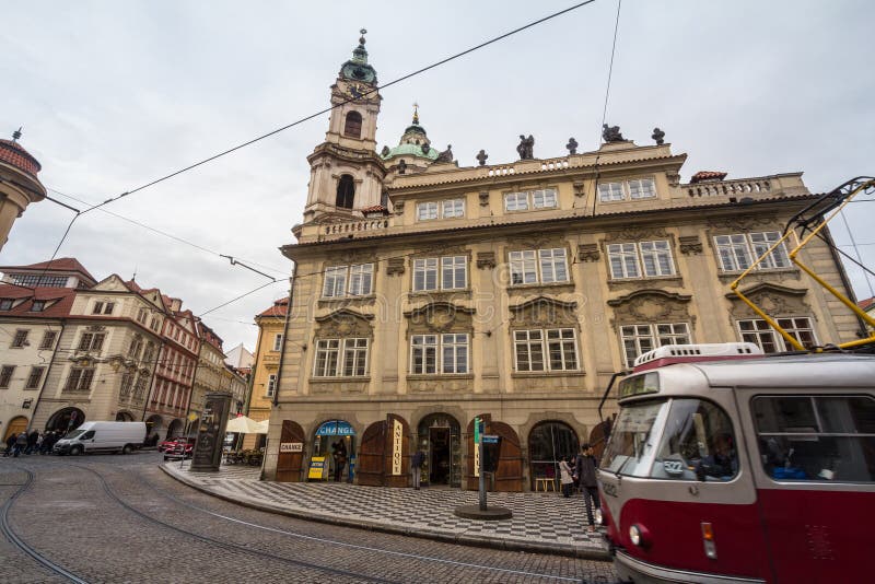 Passaggio di un tram per la sosta della piazza malostranske namesti nel distretto di Mala strana strana immagini stock
