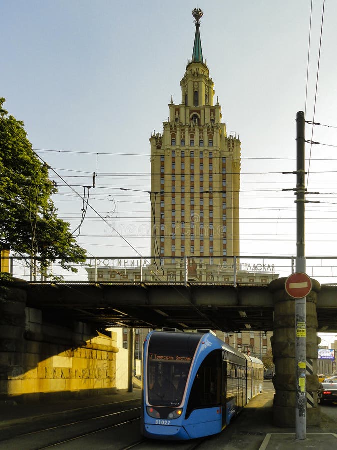Passaggio di un tram sotto il viadotto di kalanchevsky in vista dell'hotel leningradskaya. immagini stock