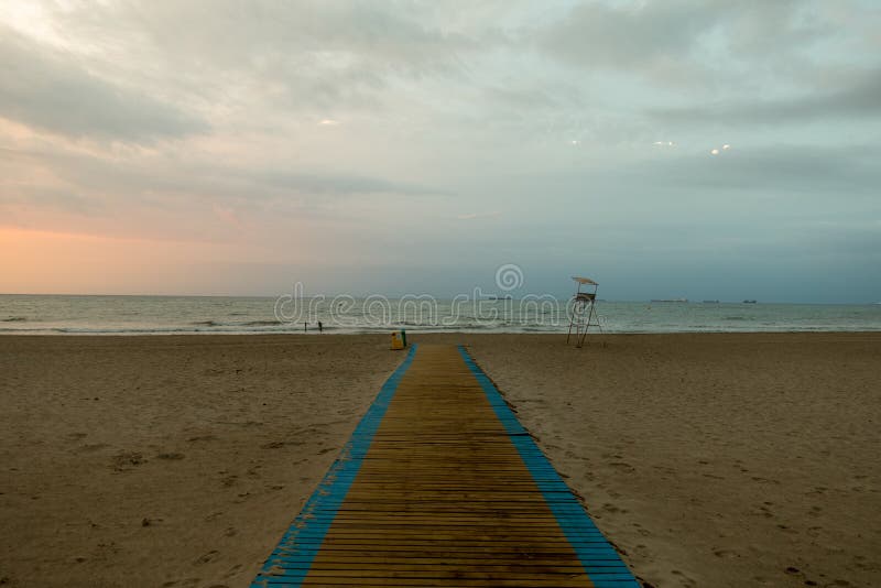 Passaggio pedonale alla spiaggia in una bella alba fotografie stock libere da diritti Passaggio pedonale alla spiaggia in una bella alba fotografie stock libere da diritti