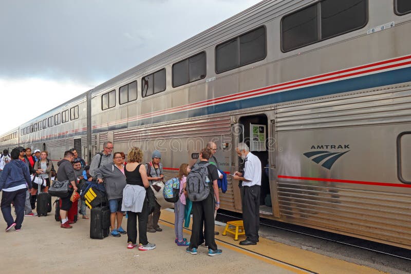 Passagiere, die einen Amtrak-Zug verschalen