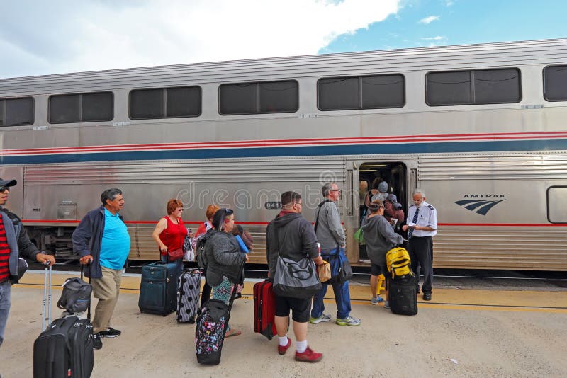 Passagiere, die einen Amtrak-Zug verschalen