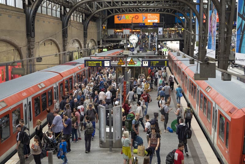 Passagiere an Hamburg-` s hauptsächlichbahnhof lizenzfreie stockbilder Passagiere an Hamburg-` s hauptsächlichbahnhof lizenzfreie stockbilder
